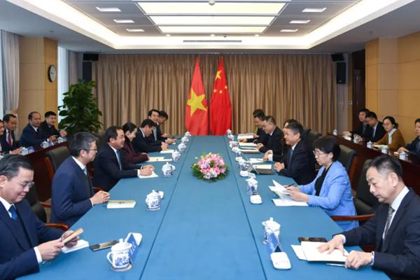 生態(tài)環(huán)境部部長黃潤秋會見越南農(nóng)業(yè)與環(huán)境部部長陳德勝
