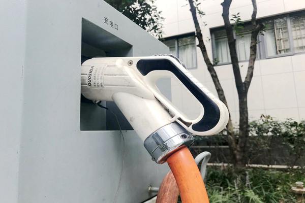 2026年全国高速公路服务区计划建设1万个以上的充电枪